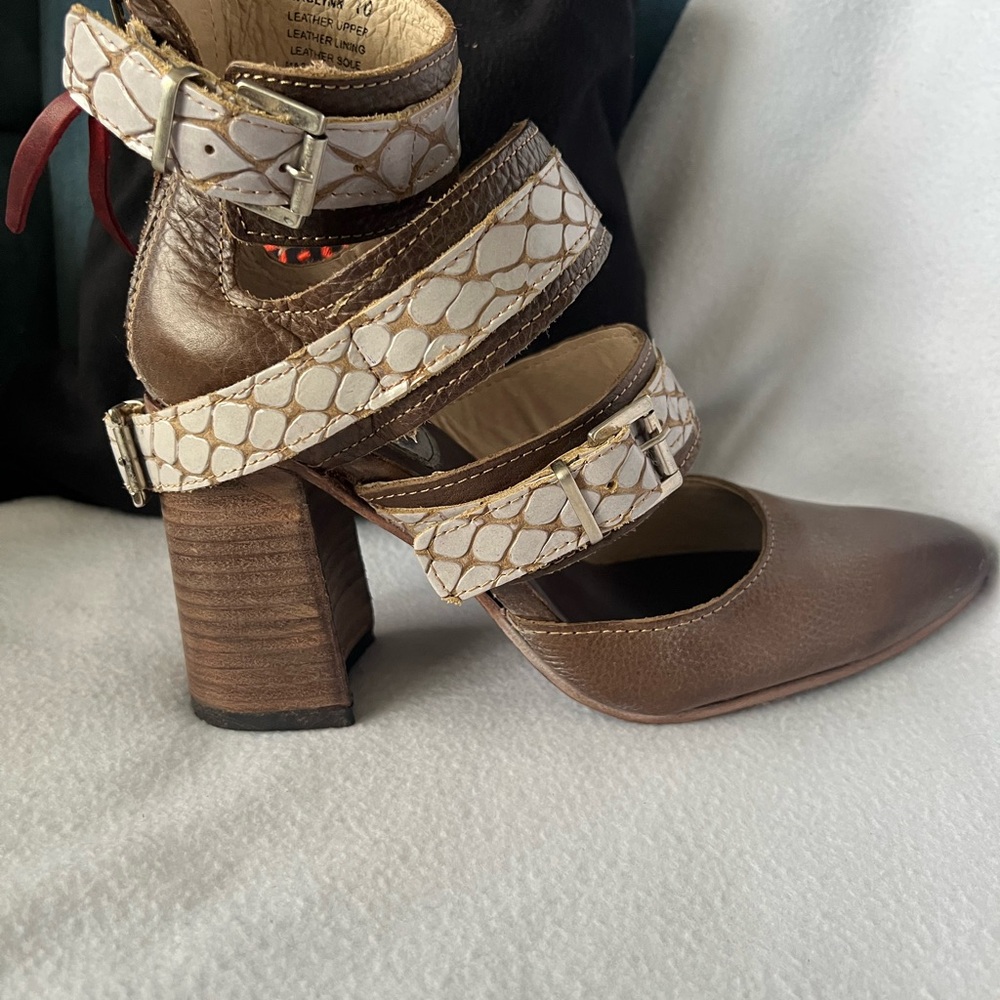 BRAND NEW Freebird by Steven Jaclynn Stone Multi strap heels